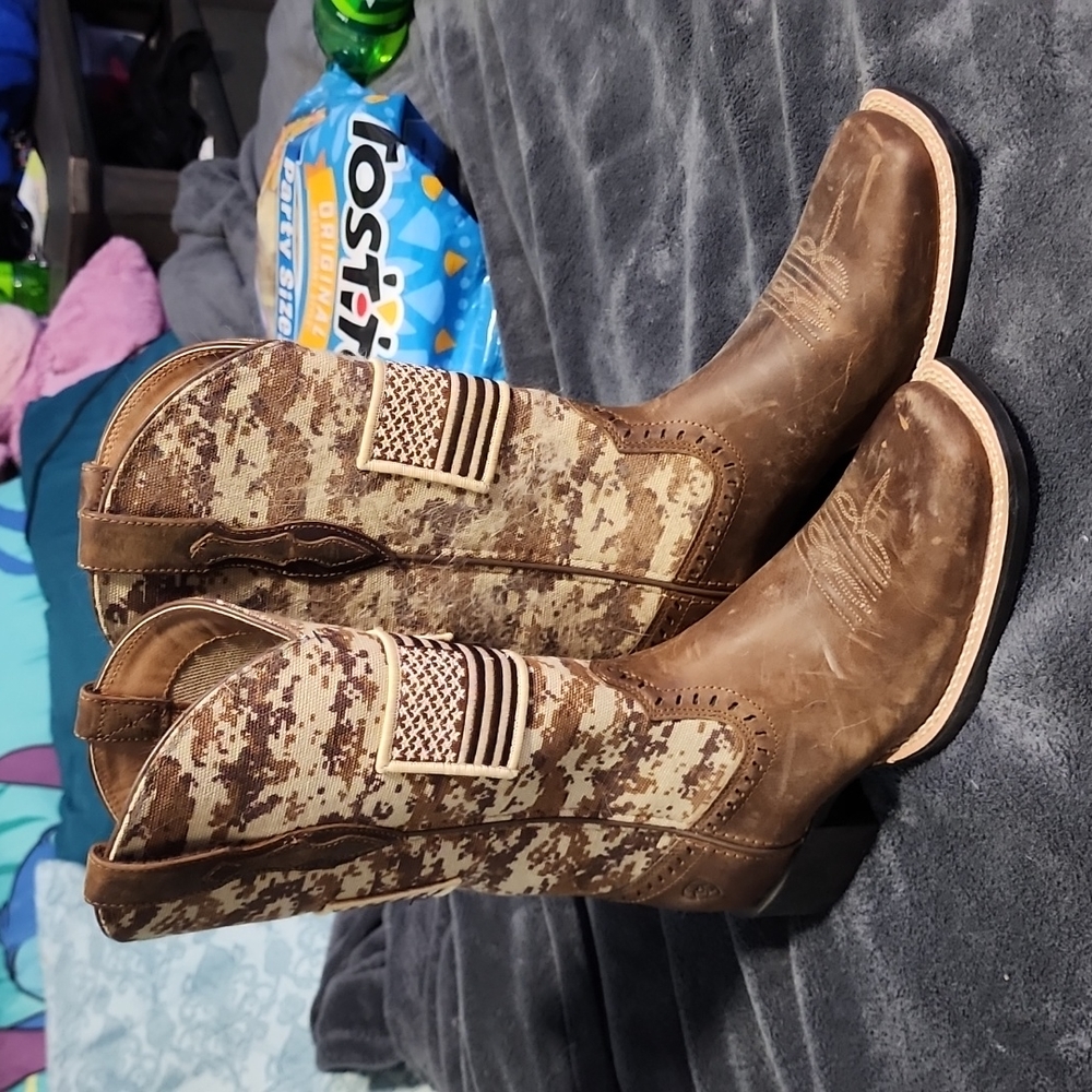 Ariat Boots size 6.5 and color is brown